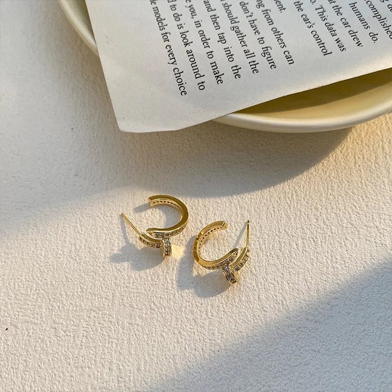 New Elegant High-end Feel Light Luxury Needle Stud Earrings For Women Micro Rhinestone French Letter Pearl Earrings Leedoar