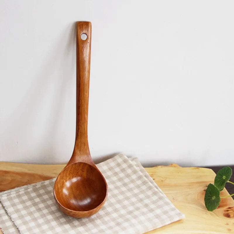 1 cuchara de sopa de madera de gran capacidad para uso en la cocina. Se utiliza para manipular la cocción a alta temperatura. Es práctica y duradera. 