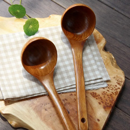 1 cuchara de sopa de madera de gran capacidad para uso en la cocina. Se utiliza para manipular la cocción a alta temperatura. Es práctica y duradera. 