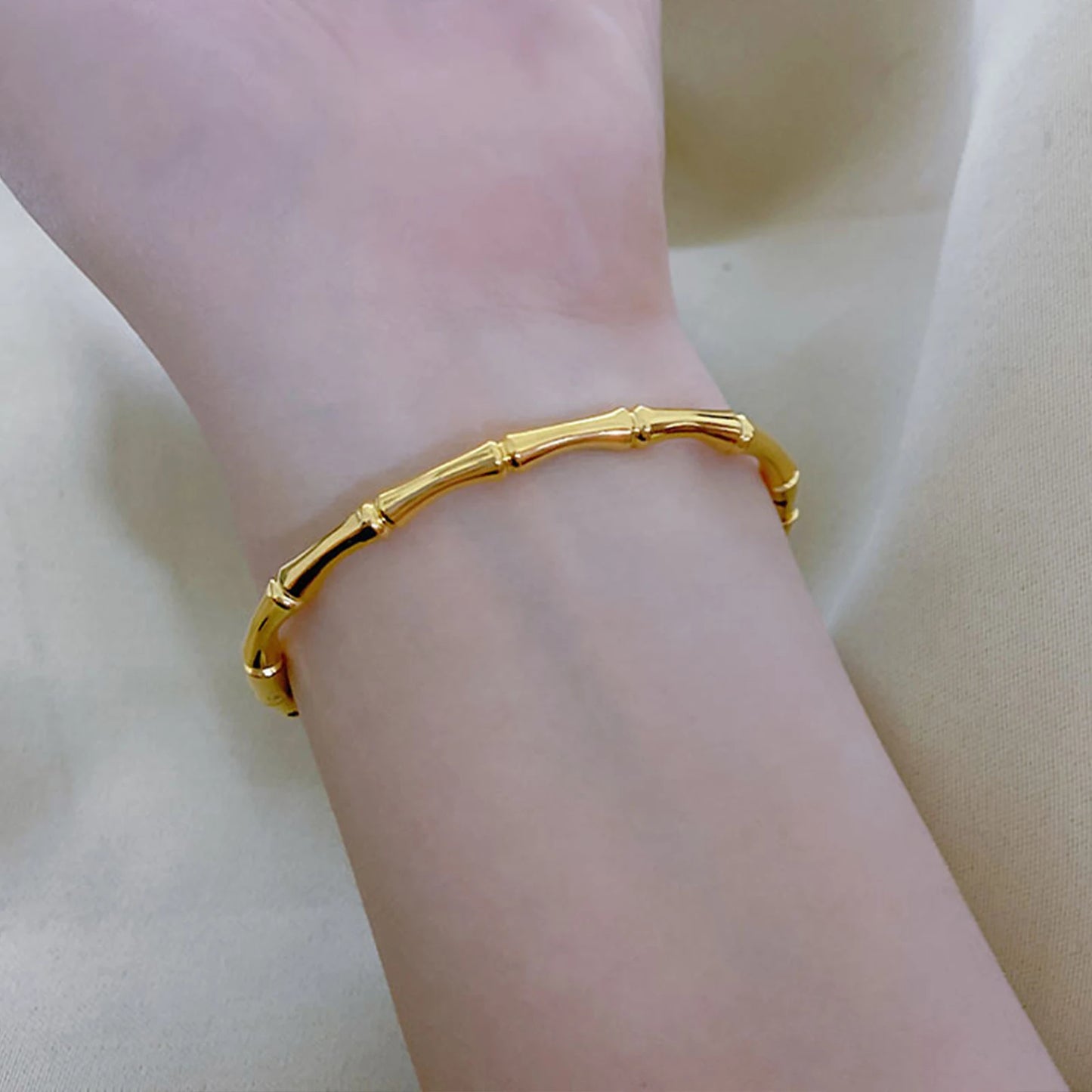 Pulsera de acero de titanio y oro de 1 pieza, estilo clásico de moda, pulsera de acero inoxidable, con incrustaciones de circonita, para uso diario de mujer 