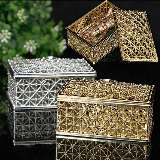 2 piezas Mini caja de almacenamiento de tesoros Caja de joyería con patrón de flores huecas de color plateado Cajas para collares Pendientes Anillos 