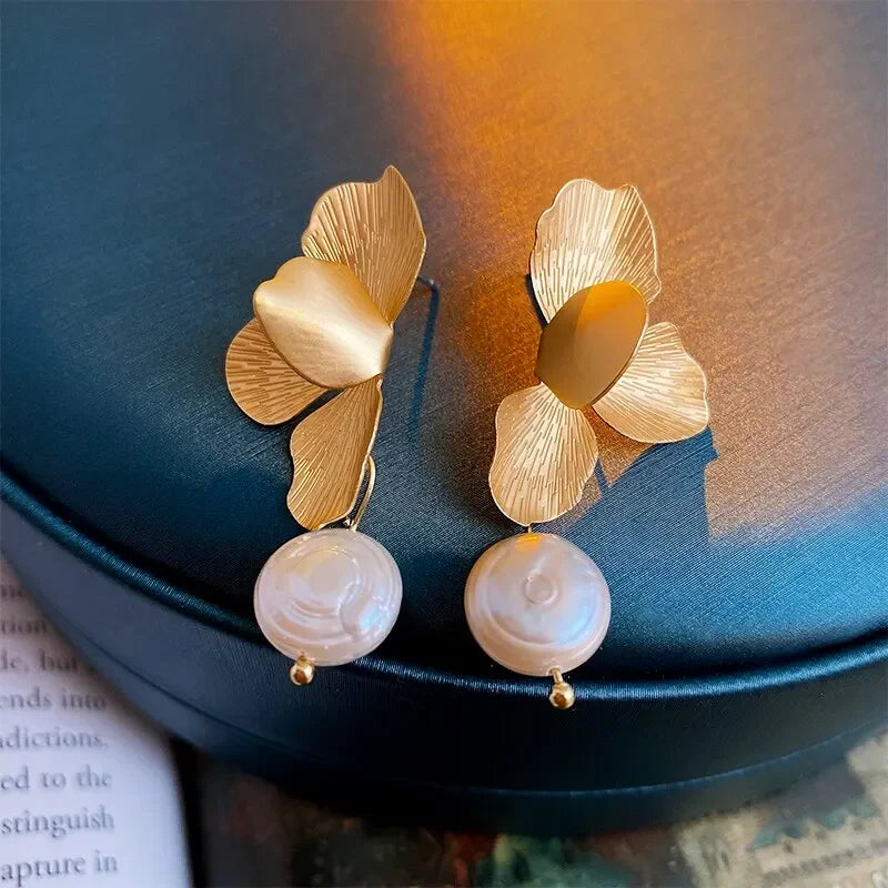 2 Pairs Elegant Natural Freshwater Pearls Earrings for Women Vintage Golden Petals Flower Drop Earring Jewelry for Party Wedding Leedoar