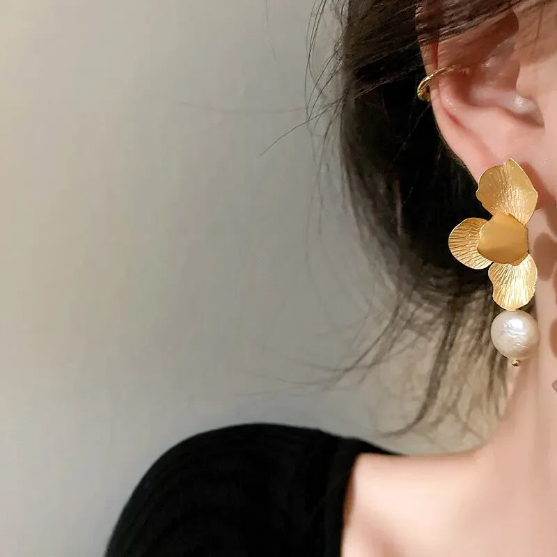 2 Pairs Elegant Natural Freshwater Pearls Earrings for Women Vintage Golden Petals Flower Drop Earring Jewelry for Party Wedding Leedoar