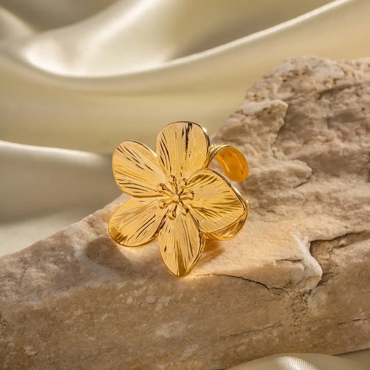 Anillo de acero inoxidable con forma de flor para mujer, nuevo diseño de 2023, con temperamento sencillo, para fiestas, a la moda, joyería resistente al agua 