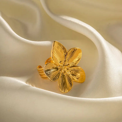 Anillo de acero inoxidable con forma de flor para mujer, nuevo diseño de 2023, con temperamento sencillo, para fiestas, a la moda, joyería resistente al agua 