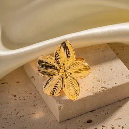 Anillo de acero inoxidable con forma de flor para mujer, nuevo diseño de 2023, con temperamento sencillo, para fiestas, a la moda, joyería resistente al agua 