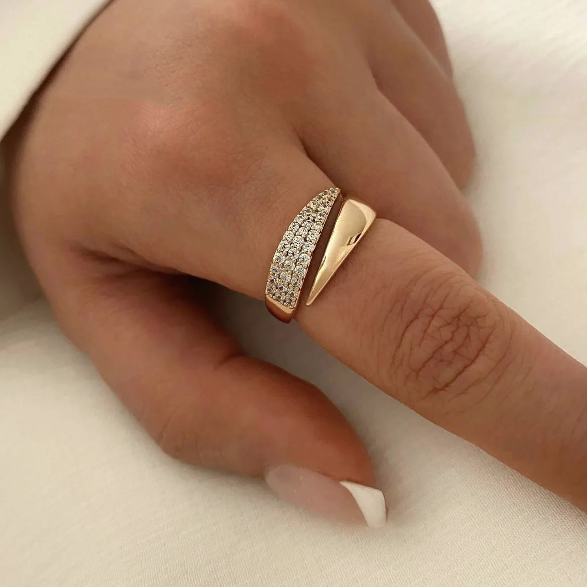 2024 Nwe Stainless Steel 18 K Gold Plated Sun Rings for Women Natural Stone Inlaid in Hollow Metal Texture Ring Trendy Jewelry Leedoar