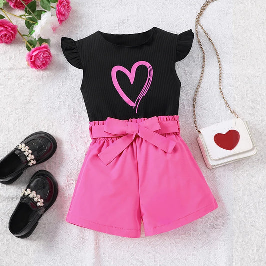 Conjunto de 2 piezas de traje corto para niñas con estampado de corazones y mangas onduladas y pantalones cortos con cinturón para salir, ropa de verano para niñas 