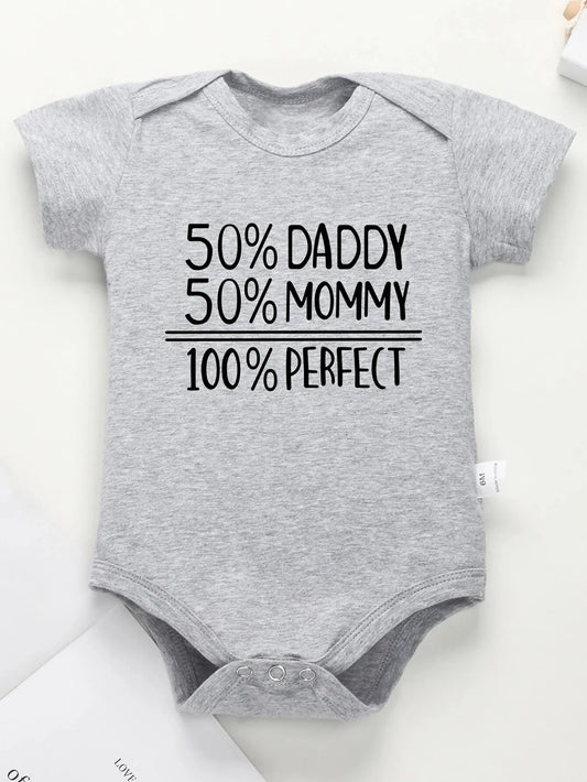 Mono para bebé con estampado de letras 50 % PAPÁ 50 % MAMÁ 100 % PERFECTO 