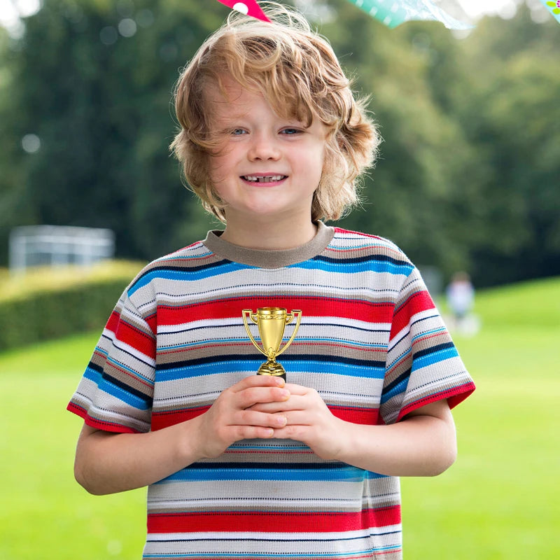 5Pcs Troféu de prêmio de plástico Troféus vencedor Troféus de plástico para crianças Brinquedos de troféu para crianças Competição Prêmio de recompensa Favores de festa 