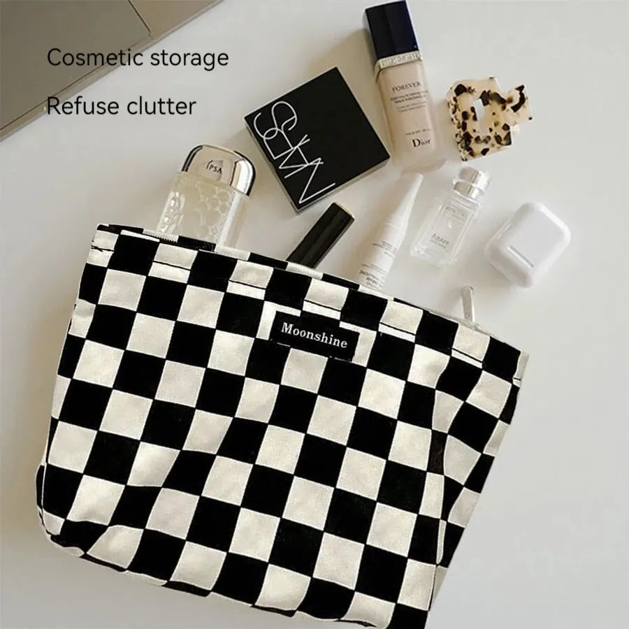 Bolsa de cosméticos a cuadros en blanco y negro, bolsa de almacenamiento de cosméticos de gran capacidad, bolsa de artículos de tocador portátil y versátil con diseño de cuadros 