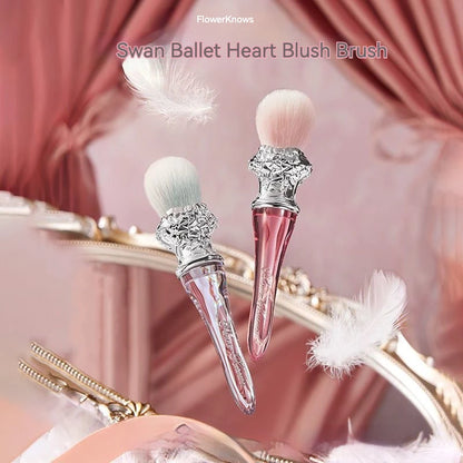 Flower Knows Swan Ballet Strawberry Rococo Blush Spot Brush Brocha de lana esponjosa para maquillaje Acondicionador Herramienta de maquillaje Flowers Knows 