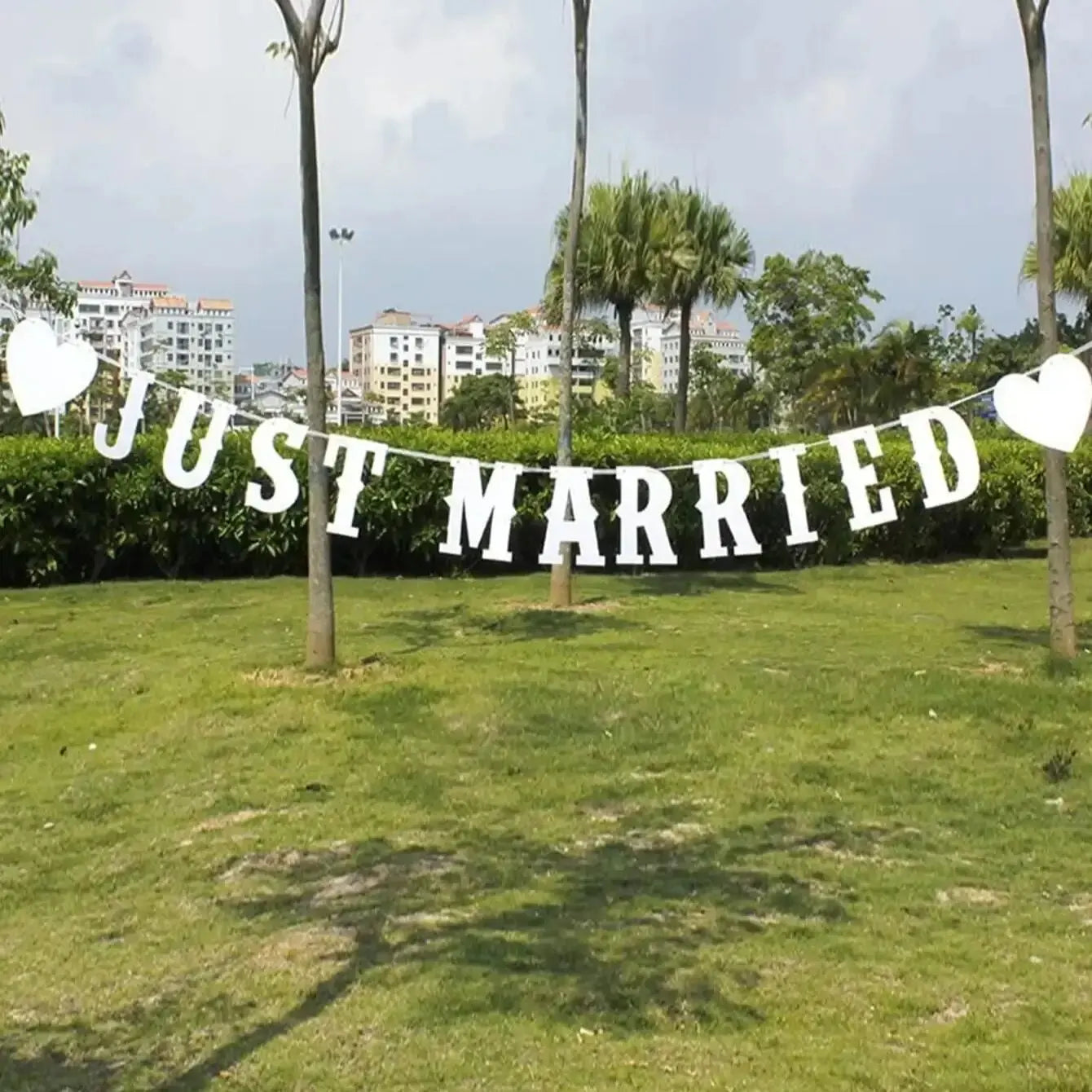 Just Married White Love Pull Flag, Banner Pull Flowers, Wedding Party Pull Flag, Wedding Shooting Props Leedoar