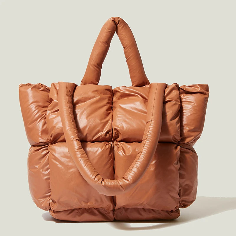 2023 Nuevo bolso de mano de algodón con plumón para mujer, bolso de hombro de algodón relleno a cuadros suaves, bolso de mano sencillo de moda, paquete de bolsos blancos y negros 