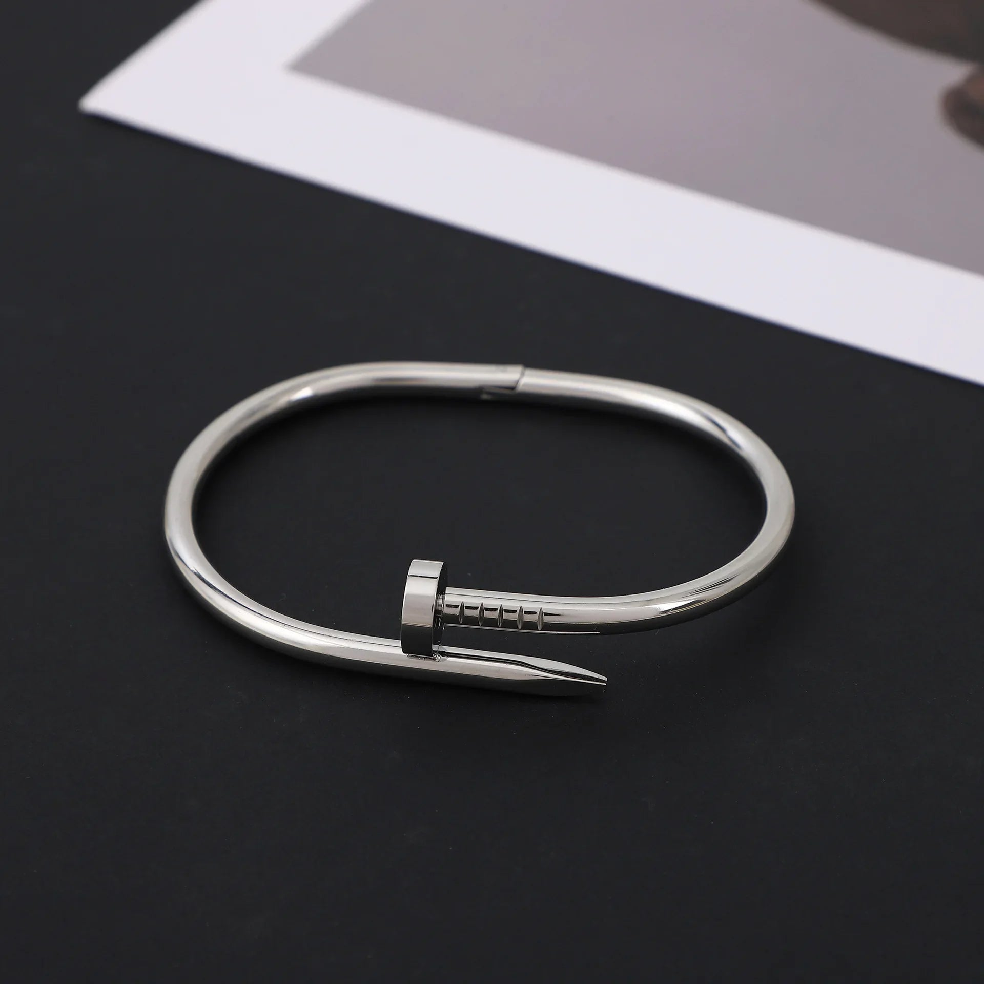 Nichetrendy Cross-border Fashionable Titanium Steel Jewelry Women's High-quality Bracelet Versatile Hand Jewelry Wholesale Leedoar