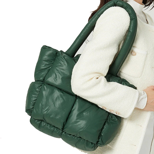 2023 Nuevo bolso de mano de algodón con plumón para mujer, bolso de hombro de algodón relleno a cuadros suaves, bolso de mano sencillo de moda, paquete de bolsos blancos y negros 