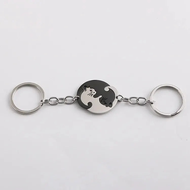 Pequeño artículo portátil llavero de acero inoxidable en forma de corazón con colgante de gato Yin y Yang 