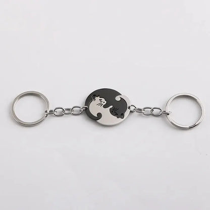 Pequeno item portátil chaveiro de aço inoxidável em forma de coração emenda gato yin e yang gato pingente colar chaveiro jóias 