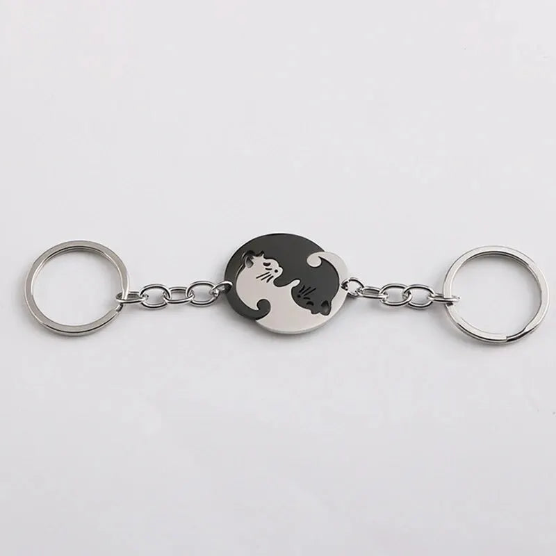 Pequeño artículo portátil llavero de acero inoxidable en forma de corazón con colgante de gato Yin y Yang 