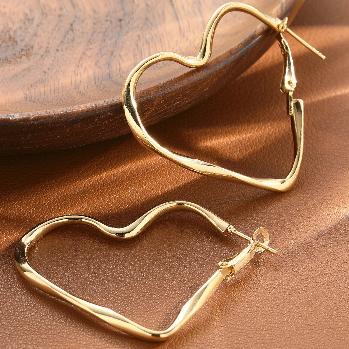 Trendy 1Pair Lovely Women Fashion Personality Exaggerated Hollow Heart Design Earring Cuff For Girl Birthday Jewelry Gift Leedoar