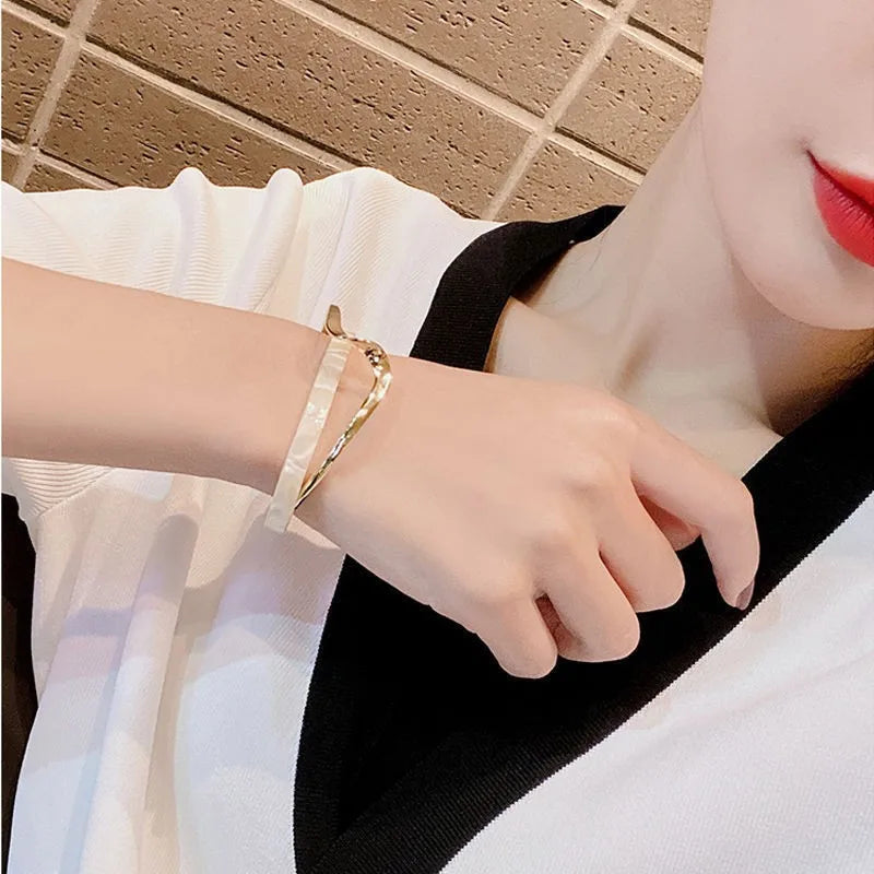 White Shellfish Bracelets Board Bend Metal Bangles Womens Hand Bracelets Geometric C- Shaped Opening Bracelets Jewelry Gifts Leedoar